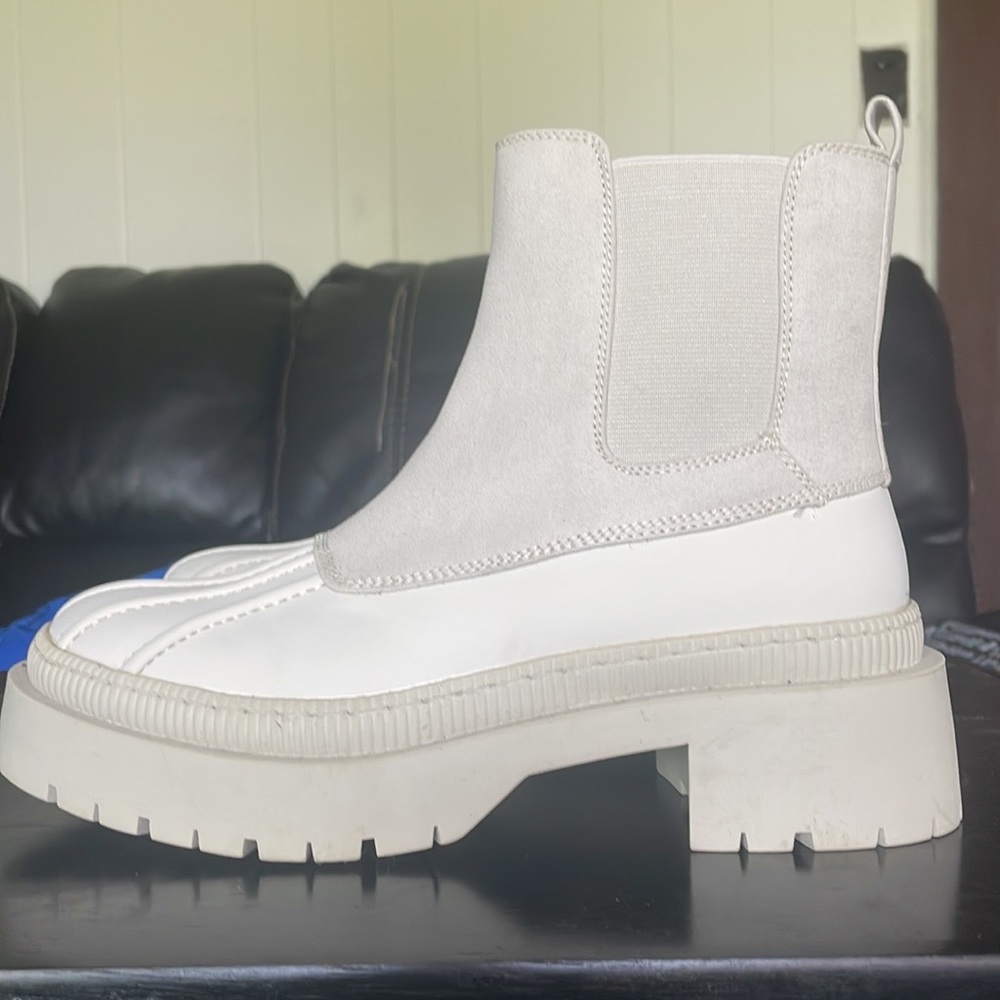 Universal Thread Women’s Ella Chelsea Duck Boots